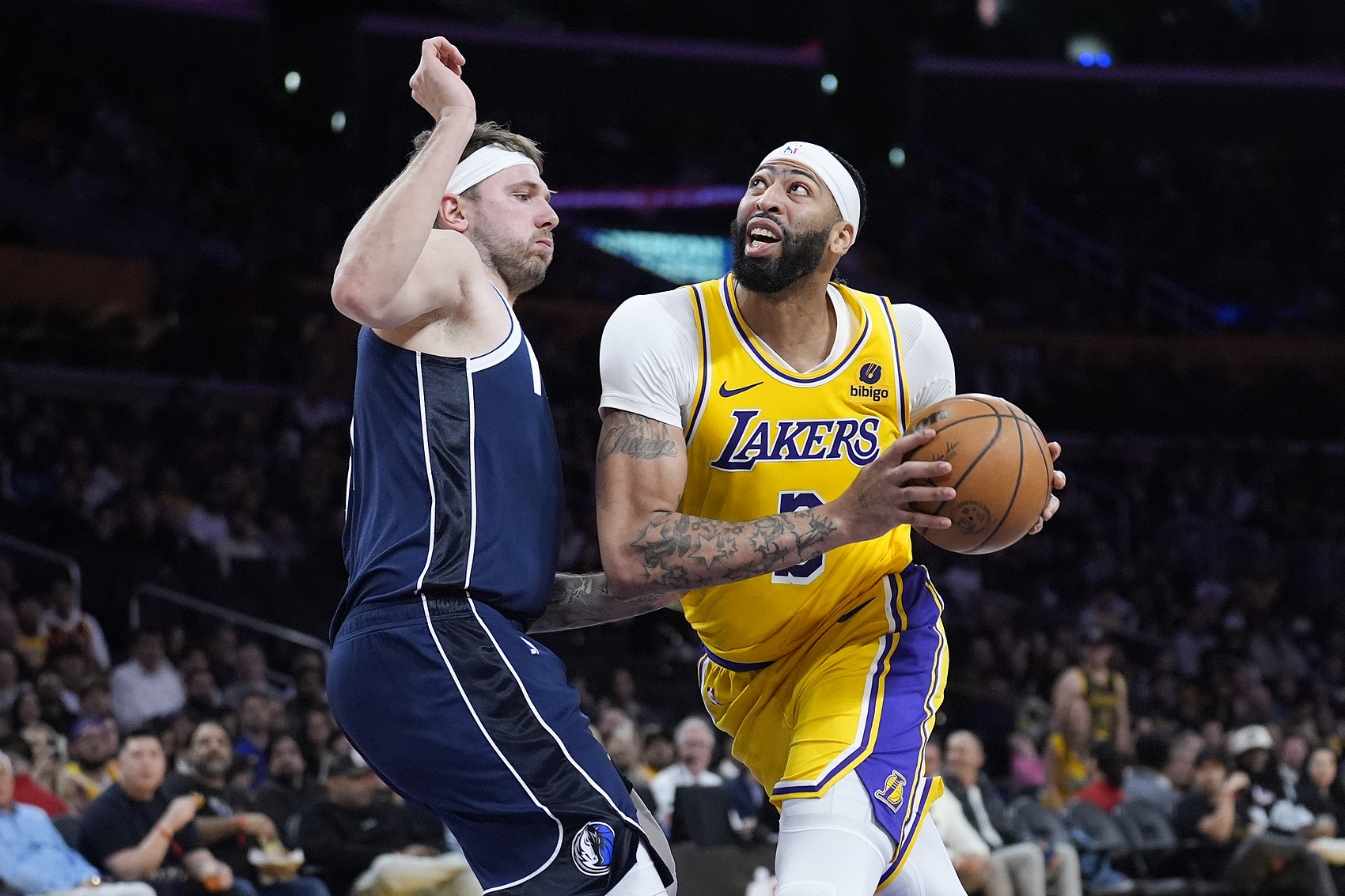 洛杉矶湖人NBA战胜达拉斯独行侠戴维斯补篮制胜(洛杉矶湖人队比赛视频)